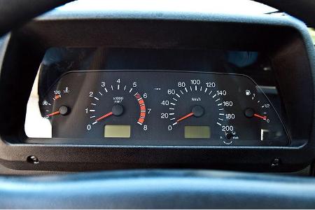 Komplett neue Armaturen-Einheit mit Digitalanzeigen für Kilometerstand und Außentemperatur, ein Voltmeter ist ebenfalls inte...