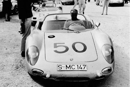 Edgar Barth wurde 1964 zum dritten Mal in Folge Europameister am Berg. Hier steht er mit seinem 718 W/RS Spyder am Mont Vent...