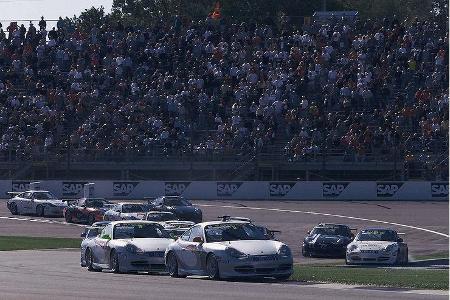 Die Markenpokalserie mit dem Typ 911 erfreut sich seit 1991 großer Beliebtheit. Hier eine Szene aus dem Porsche Supercup 200...