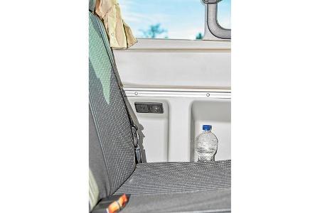 Geräumige Ablagen und Stromanschlüsse neben der Rückbank.