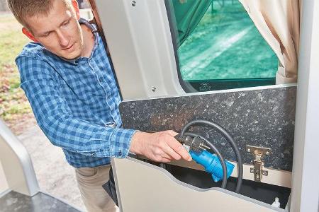 Praktisch: von außen durch die Schiebetür erreichbares Fach für Campingzubehör.