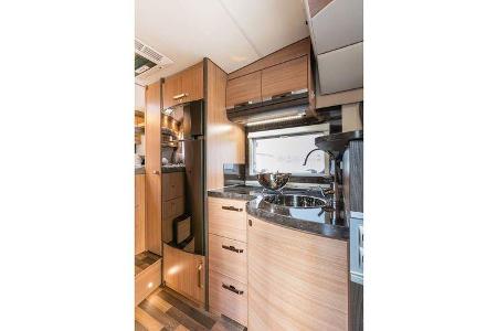 Die Küche im Sky Wave 650 MG wurde schick gemacht und steht hinter der Sitzgruppe.