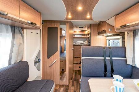 Die Küche im Sky Wave 650 MG wurde schick gemacht und steht hinter der Sitzgruppe.