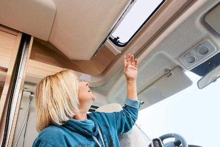 Von außen dringt nur wenig Licht an die Sitzgruppe.