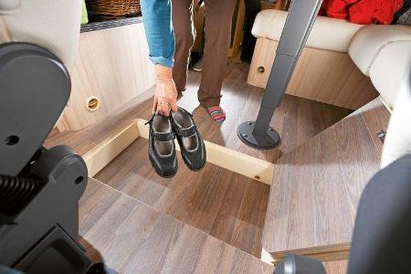 Das Sitzgruppenpodest steht durch eine Luke teilweise als Stauraum bereit.