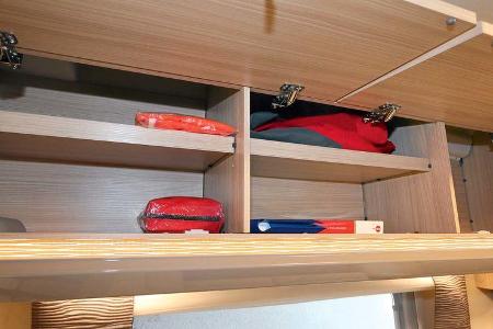 Die hohen Hängeschränke sind kaum voll nutzbar.