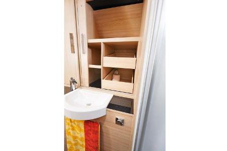 Große Kleider- und Regalschränke vom Bad zugänglich.