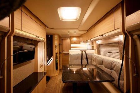 Für Sitzgruppe und Küche spendiert Bürstner viel Licht.