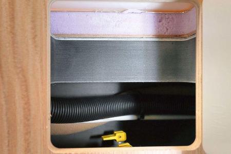 Dicke Bodenplatte mit XPS-Schaum- Dämmung (schwarz). Duschwanne mit solider Unterfütterung (rosa).