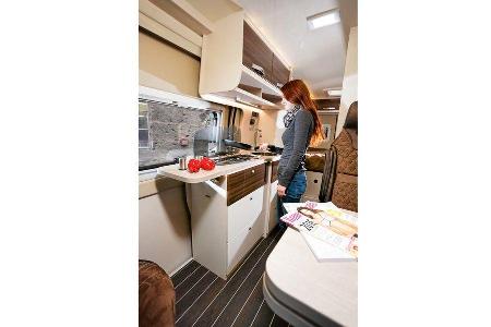 Die Küchenzeile ist mit Dreiflammkocher und 90-Liter-Kühlschrank ausgestattet.