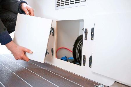 Was immer an Bord sein soll, findet unterm linken Seitenkasten Platz.