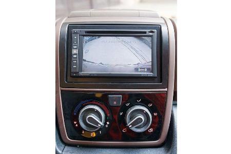 Option: Infotainment mit Rückfahrkamera.