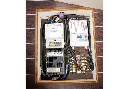 Sauber verstaute Bordelektrik im Podestfach.