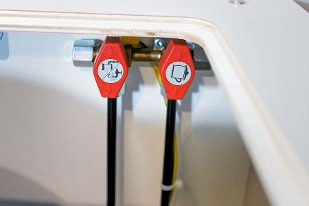 Die Absperrventile sind unter dem rechten Bettkasten nicht optimal zu erreichen.