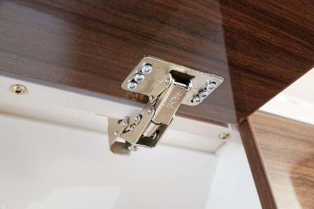 Zu starke Federn der Scharniere erschweren sanftes Schließen der Klappen.