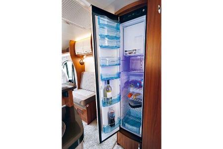 Kühlschrank fasst 150 Liter und hat enorm viele Fächer und Böden. im Hobby Optima