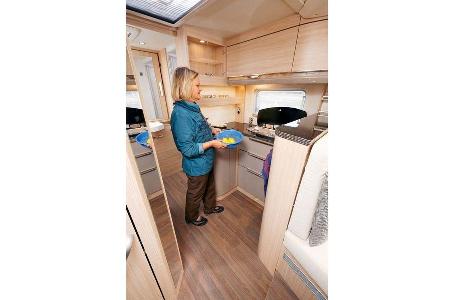 In der U-Küche ist die Spüle hinten und ein praktischer Tresen vorn.