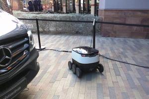 Mercedes Sprinter und Starship-Lieferroboter