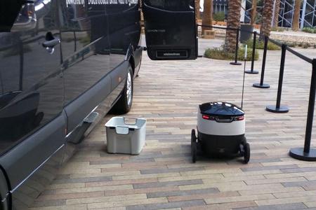 Mercedes Sprinter und Starship-Lieferroboter
