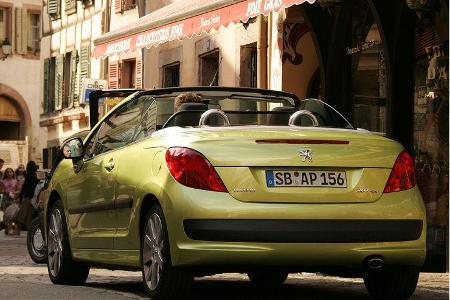 Farbtupfer: Der Peugeot 207 CC passt in die Gassen von Ribeauvillé.