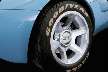 Zugunsten des Retro-Looks gibt es hochwandige 45er-Reifen.