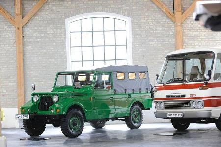 Mazda Pathfinder XV1 und Mazda Parkway Bus