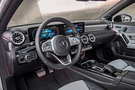 Mercedes A-Klasse Limousine, Cockpit