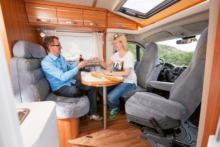 Sitzgruppe mit Podestboden im Hymer Exsis-t