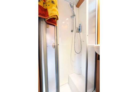 Radkasten begrenzt die Fußfreiheit in der Duschkabine im Hymer Exsis-t