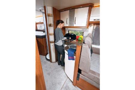 Fächer für Kleinteile, ein Geschirrtuchhaken und viel Abstellfläche in der Küche beim Hobby Optima