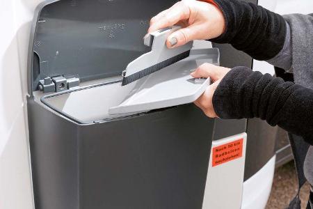 winziges, integriertes Kehrblech samt Handfeger beim Hobby Optima