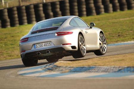 Porsche 911 Carrera S, Heckansicht, Kurvenfahrt