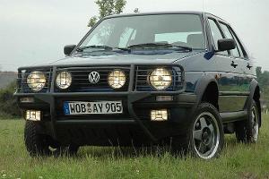 Gerade einmal ein Jahr von 1990 bis 1991 wurde der VW Golf Country gebaut. Damals wusste niemand so recht was mit dieser Gol...
