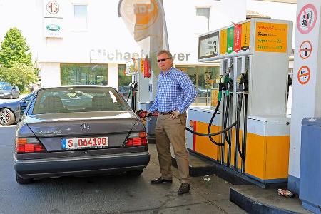 Mercedes 230 CE, Tankstelle, Alf Cremers