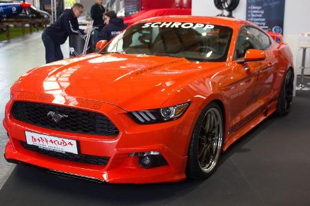 Noch gar nicht lange auf dem deutschen Markt erhältlich und schon in den Fängen der Tuner: Neuer Ford Mustang in knalligem Rot.