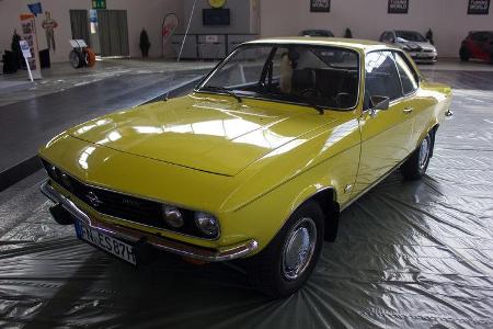 Wo Tuning drauf steht, muss wenigstens auch ein Manta drin sein. Dieser Manta A trägt seinen Fuchsschwanz stolz am Rückspiegel.