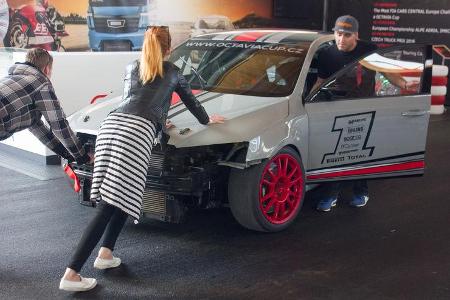 Wer liebt, der schiebt. In diesem Falle zum Glück nur um den Octavia RS ins rechte Licht zu rücken.