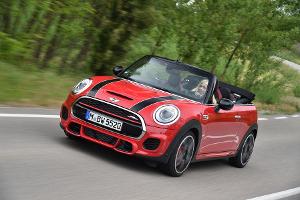 JCW Cabrio seitlich vorne fahrend