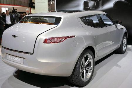 Schlitzförmige Rückleuchten setzten auf den ausgeprägten Schultern über den hinteren Radläufen Akzente.