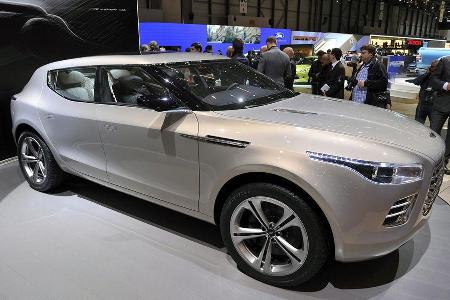 Der Lagonda kommt aus jeder Sicht gewaltig daher.