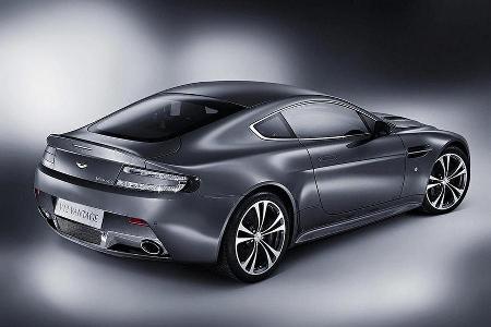 Eine neue Schürze und neue Schwellerverkleidungen sind optische V12-Kennzeichen.