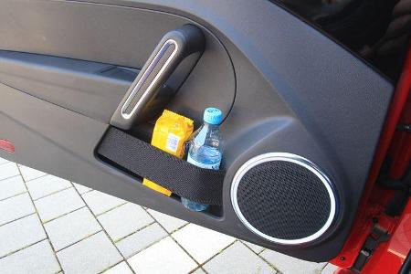VW Beetle 2.0 TSI, Ablagemöglichkeiten, Trinkhalter