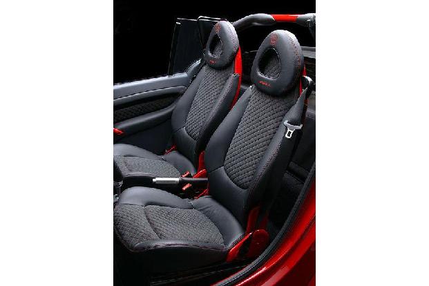 Sitze, Türinnenteile und Armaturenbrett mit einer Kombination aus besonders Mastik Leder und Alcantara bezogen.