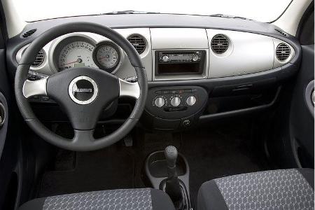 Im Armaturenträger verstecken sich etliche praktische Ablagen.