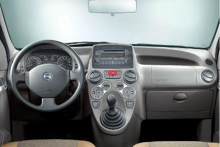 Die Bedienelemente konzentrieren sich in der Mittelkonsole.