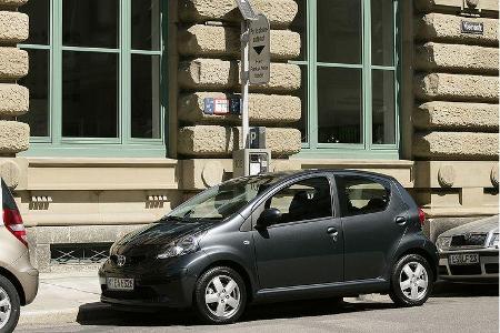Dürftige Übersichtlichkeit, aber kleiner Wendekreis: das Einparken mit dem Aygo.