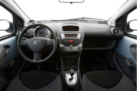 Im Cockpit herrscht Plastik-Look, dafür ist die Bedienung sehr einfach.