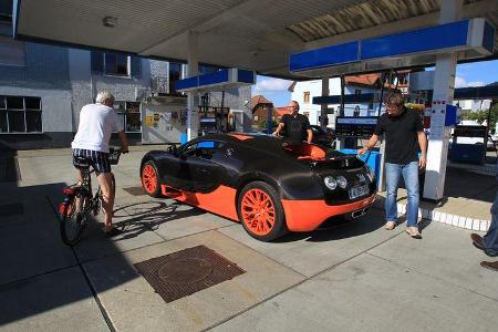 Bugatti Veyron 16.4 Super Sport, Seitenansicht, Tankstelle