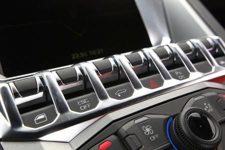 Lamborghini Aventador LP 700-4, Schaltzentrale