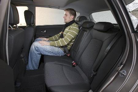 Hinterbänkler sitzen nicht beengt.